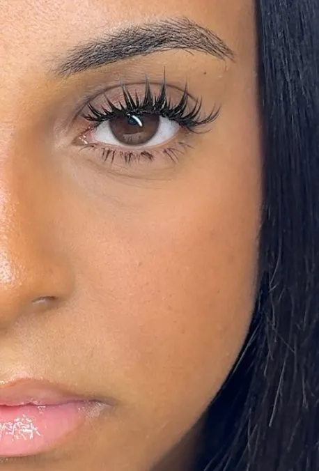 Close-up of Medusa lash extensions showing spiked textured clusters with defined lower lashes