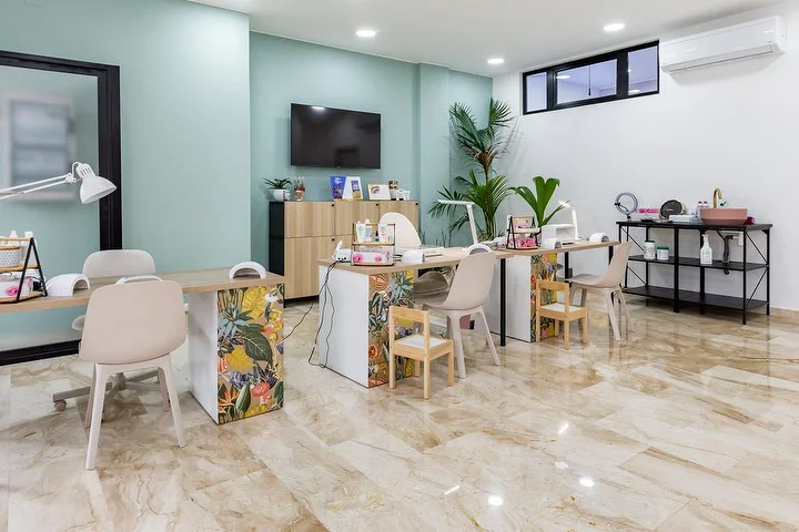 Makeup display and styling chair at Studio Estetica 35 in Quartucciu with a wide selection of eyeshadow palettes.